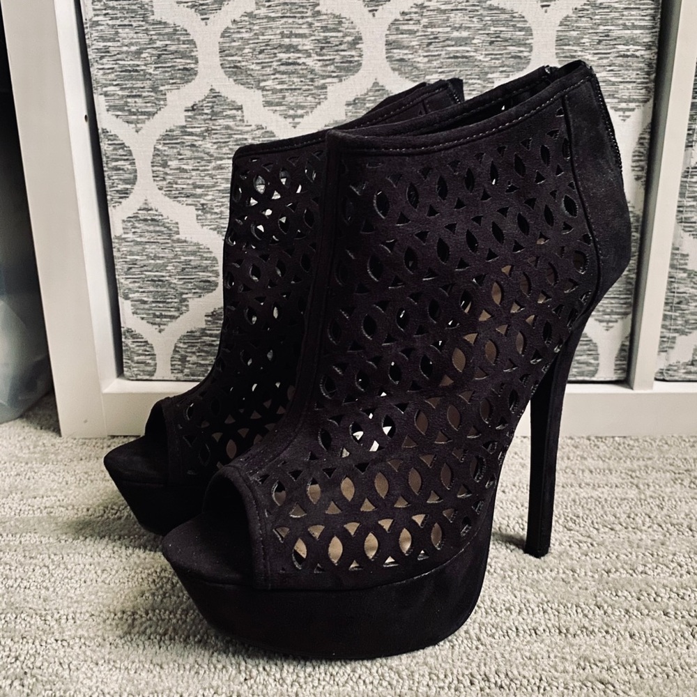 Women’s size 8 black cage booties